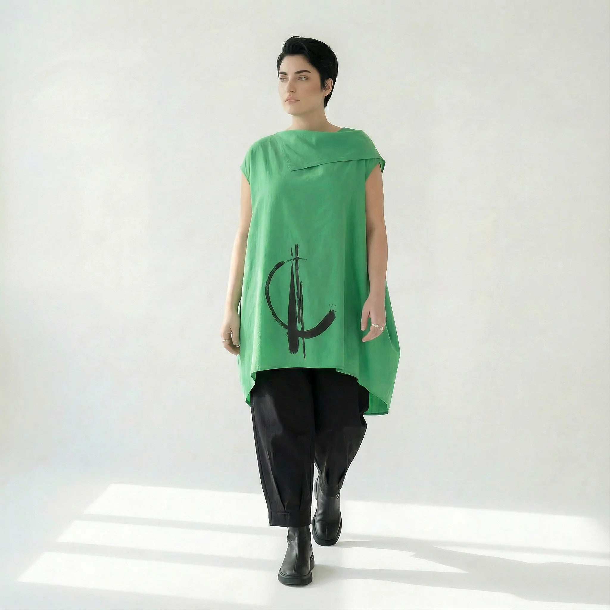Oversize-Shirt in kräftigem Grün mit schwarzem Print und weitem Kragen von Caraclan