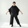 Asymmetrische Oversize-Bluse mit Diagonal-Knopfleiste und Statement-Streifen von Caraclan