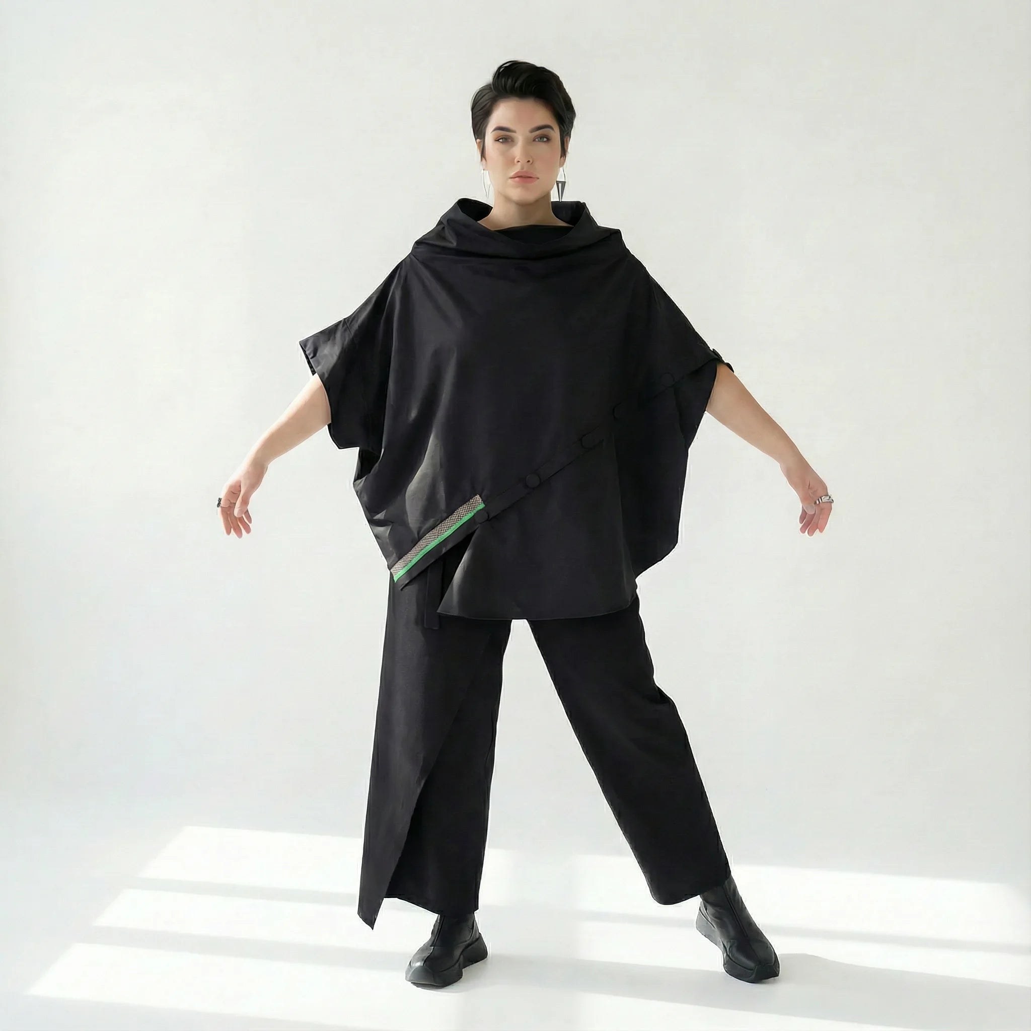 Asymmetrische Oversize-Bluse mit Diagonal-Knopfleiste und Statement-Streifen von Caraclan