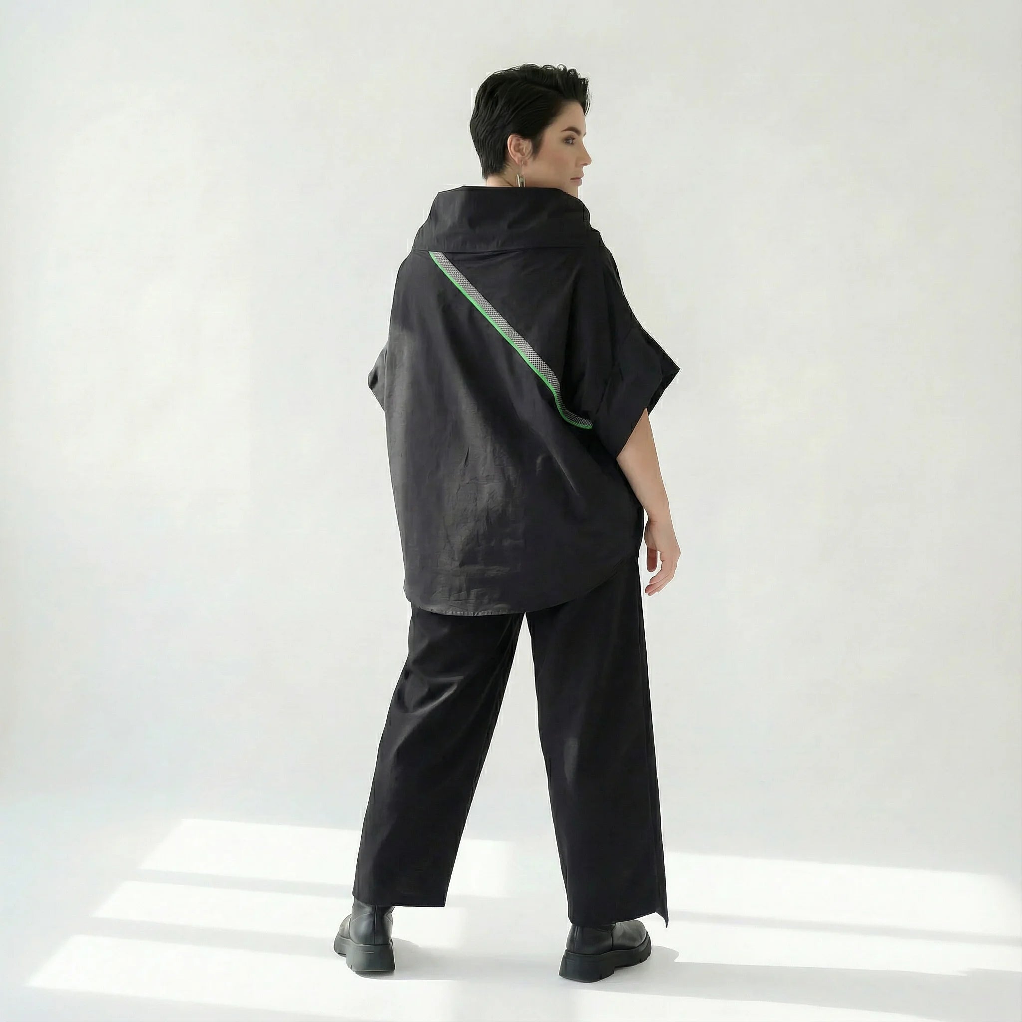 Asymmetrische Oversize-Bluse mit Diagonal-Knopfleiste und Statement-Streifen von Caraclan