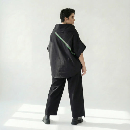 Schwarze Oversizebluse mit Zierstreifen asymmetrischer Knopfleiste Halbarm Baumwolle