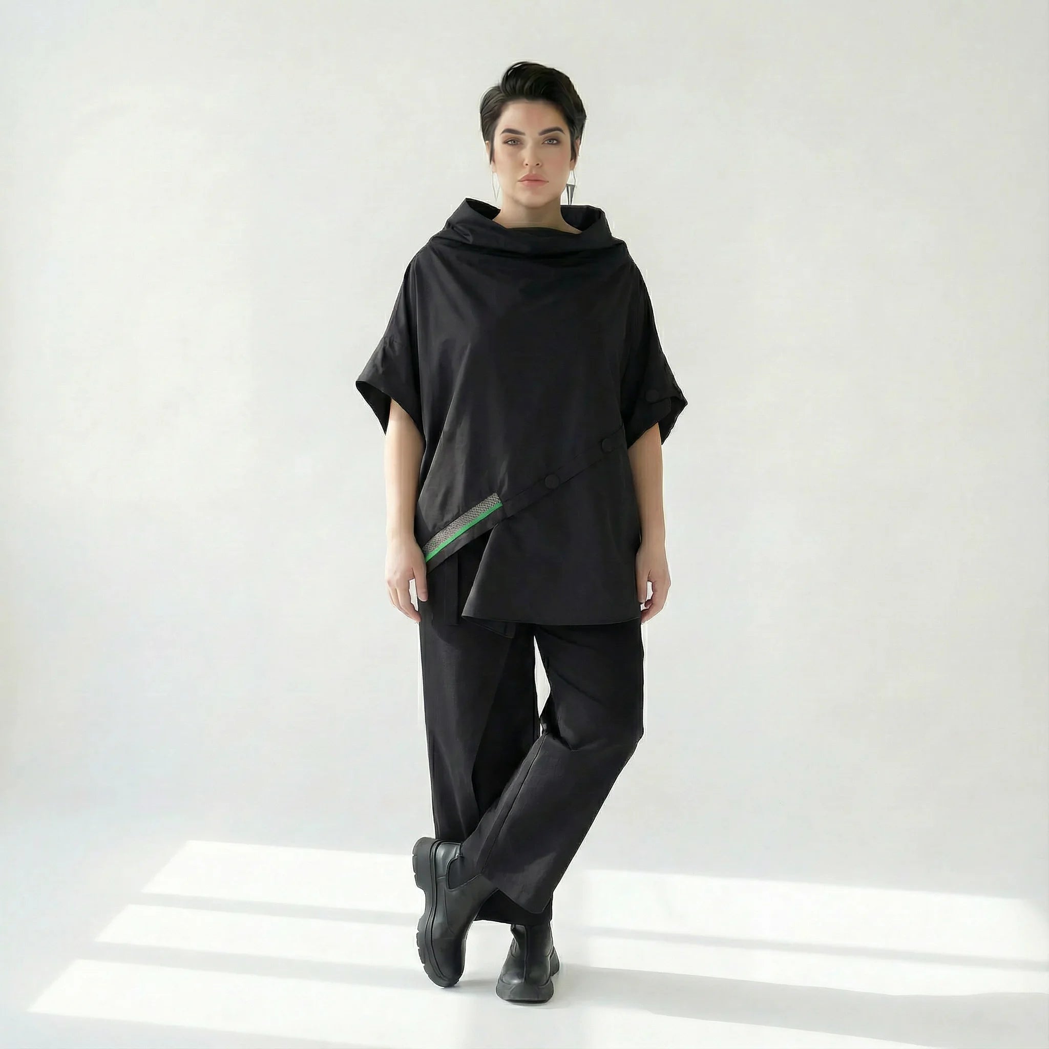 Asymmetrische Oversize-Bluse mit Diagonal-Knopfleiste und Statement-Streifen von Caraclan