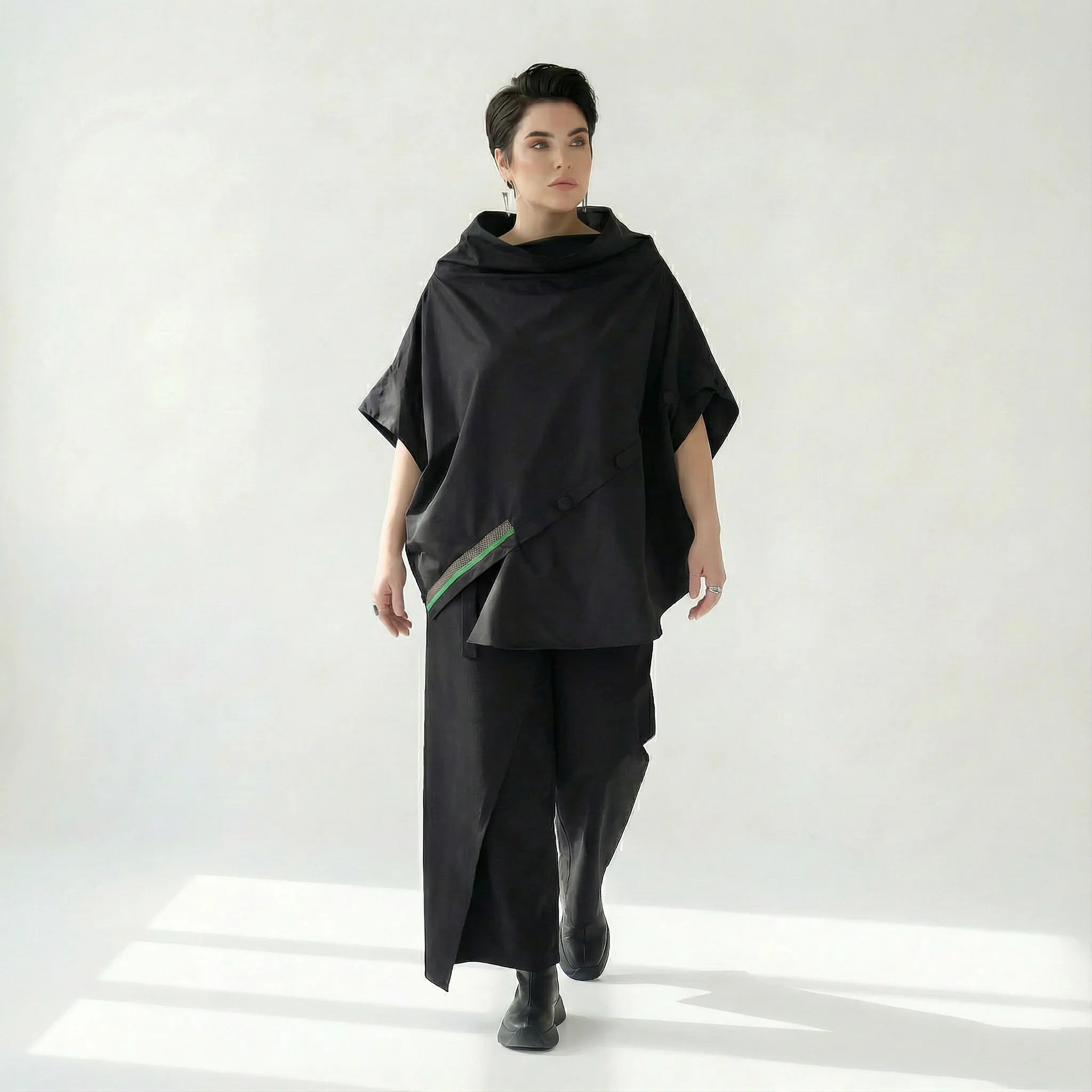 Asymmetrische Oversize-Bluse mit Diagonal-Knopfleiste und Statement-Streifen von Caraclan
