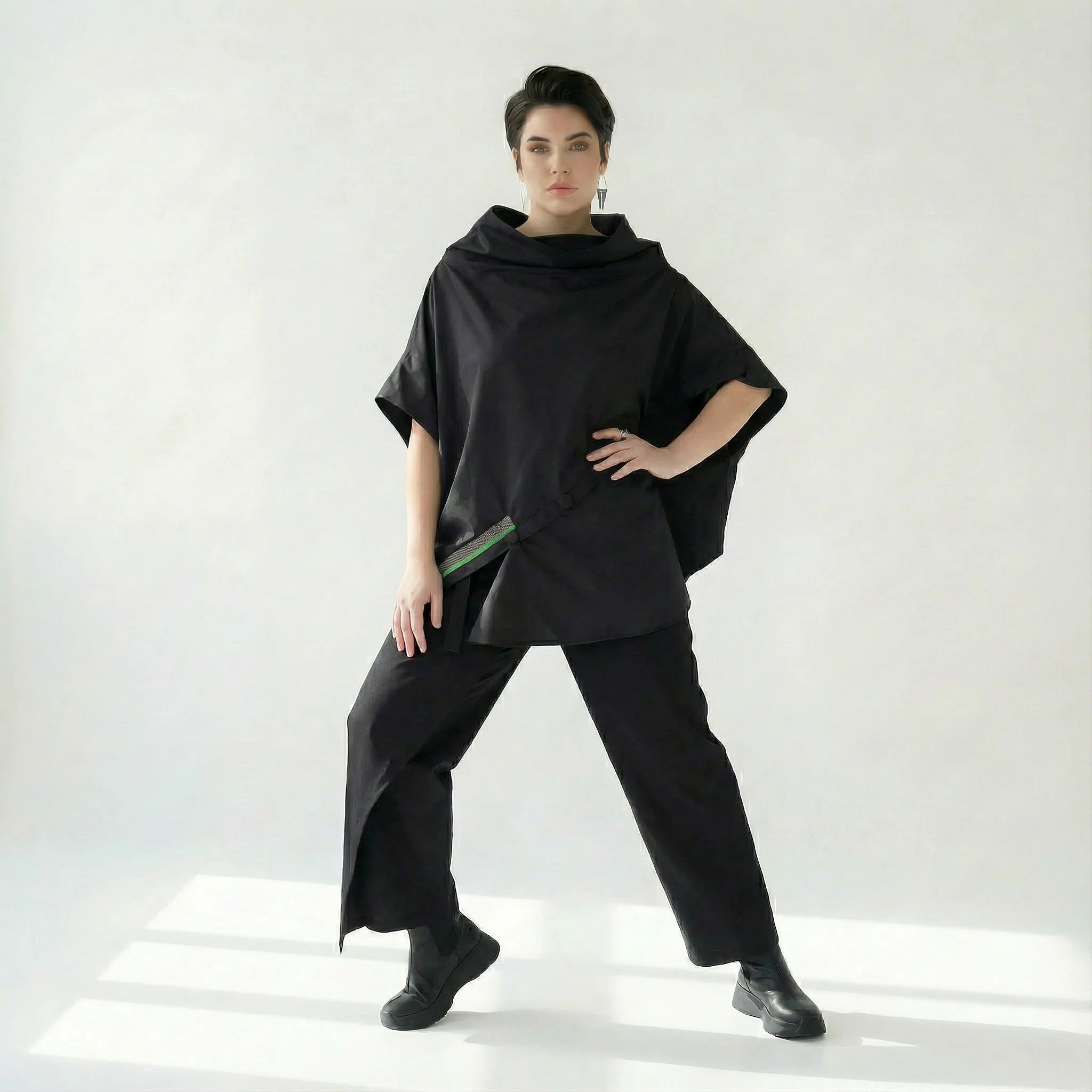 Asymmetrische Oversize-Bluse mit Diagonal-Knopfleiste und Statement-Streifen von Caraclan