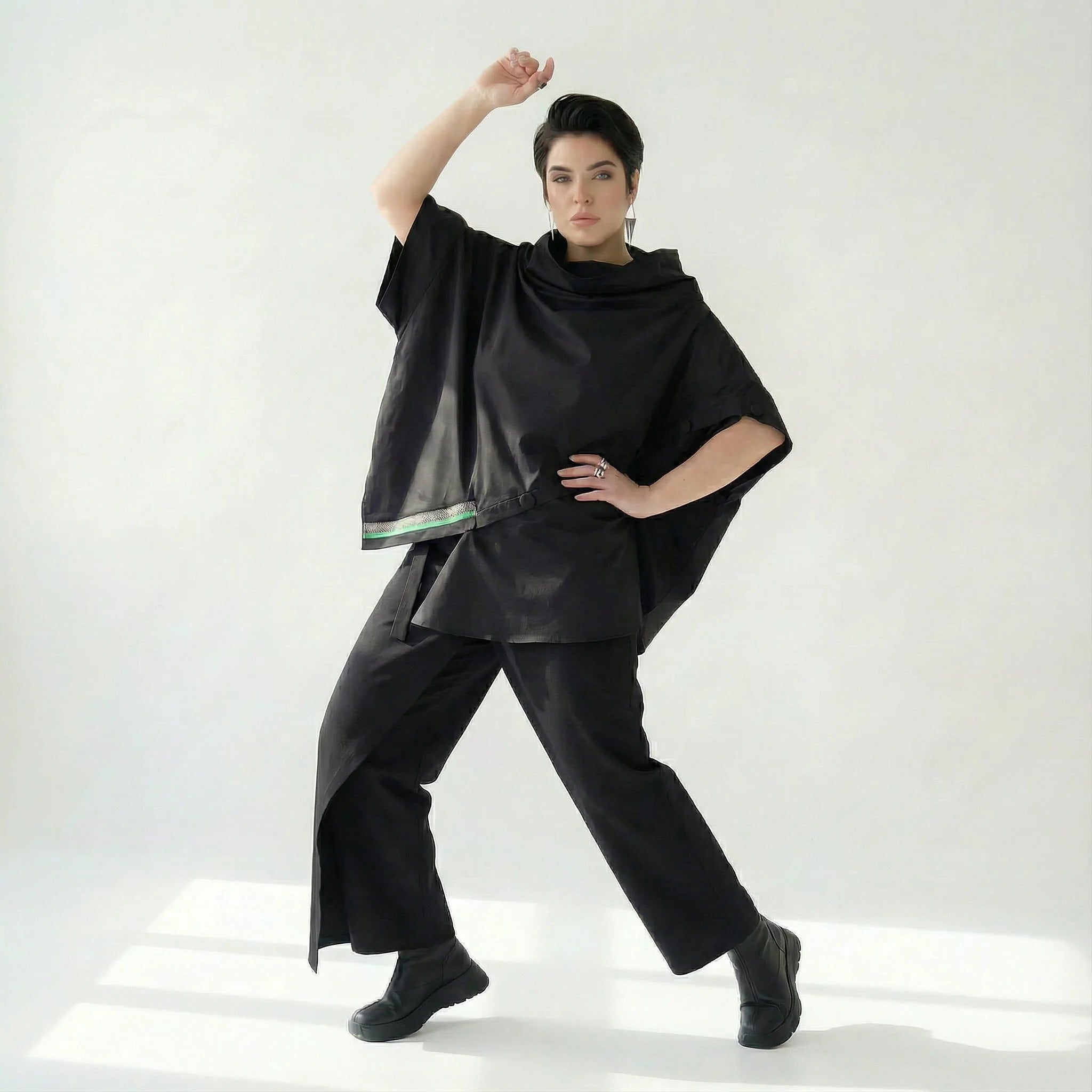 Asymmetrische Oversize-Bluse mit Diagonal-Knopfleiste und Statement-Streifen von Caraclan