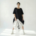 Schwarzweißes Oversize Kleid mit asymmetrischem Oberteil Ballonrock und abstraktem Print