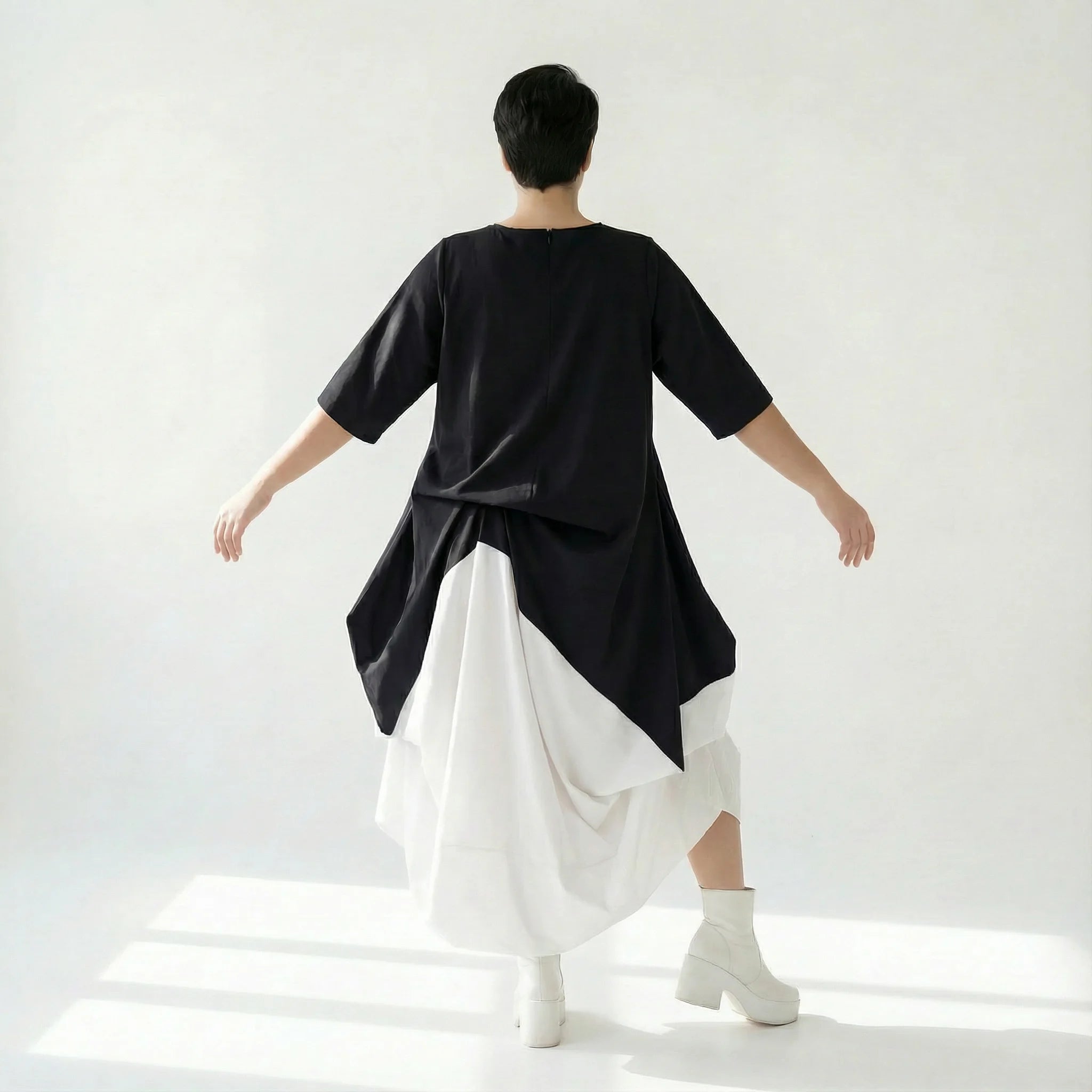 Asymmetrisches Avantgarde-Kleid in Schwarz-Weiß mit weitem Ballonrock von Caraclan