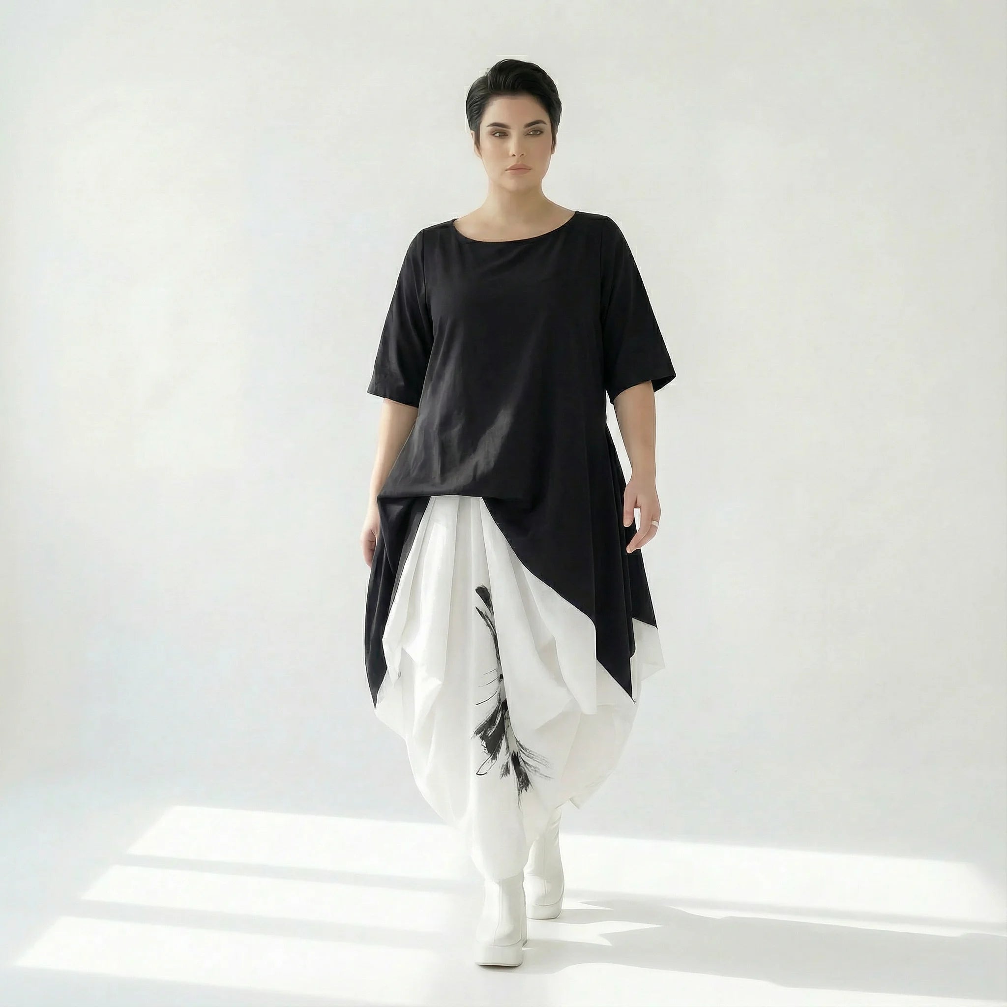 Asymmetrisches Avantgarde-Kleid in Schwarz-Weiß mit weitem Ballonrock von Caraclan