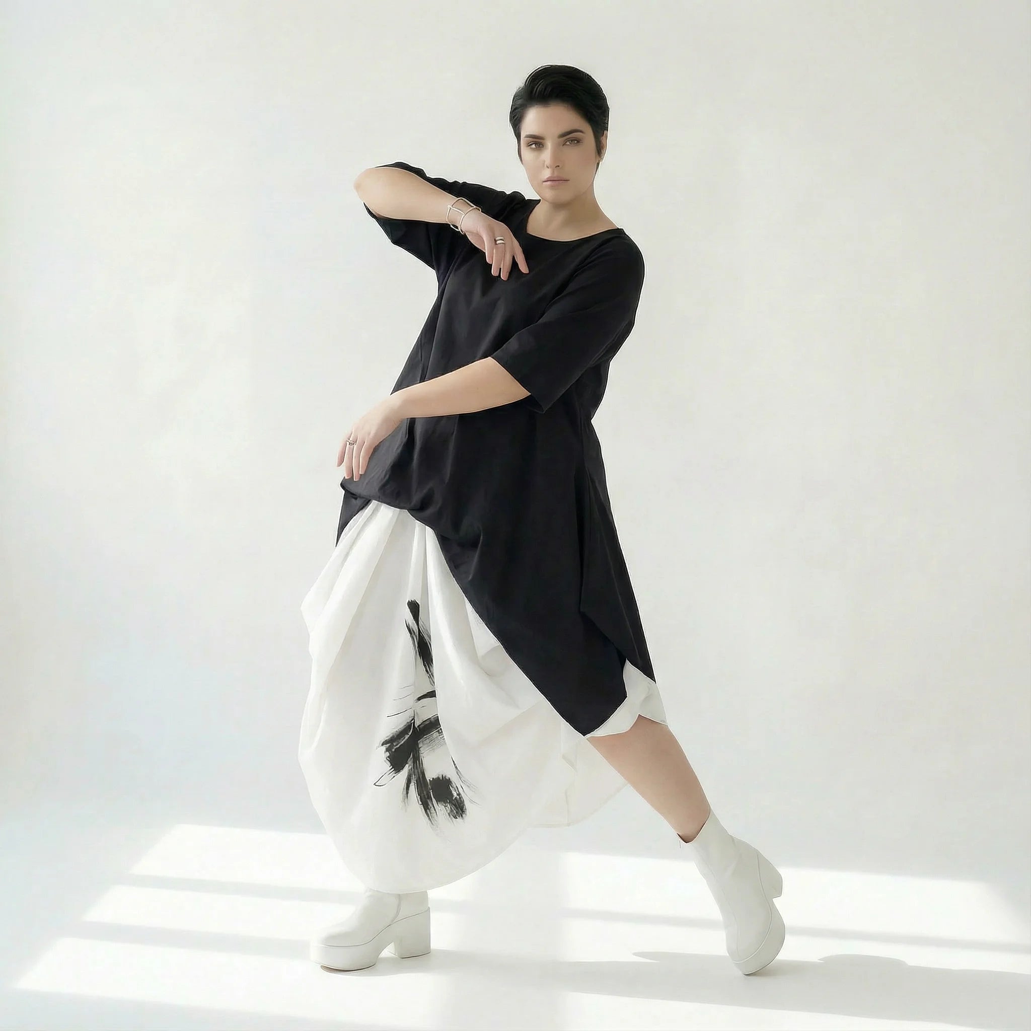 Asymmetrisches Avantgarde-Kleid in Schwarz-Weiß mit weitem Ballonrock von Caraclan