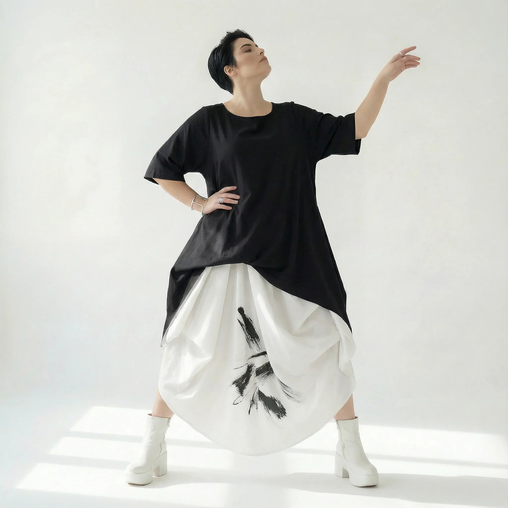 Schwarzweißes Oversize Kleid mit asymmetrischem Oberteil Ballonrock und abstraktem Print