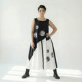 Avantgarde-Maxikleid in Schwarz-Weiß mit Kreisdruck, A-Linie und Tasche von Caraclan