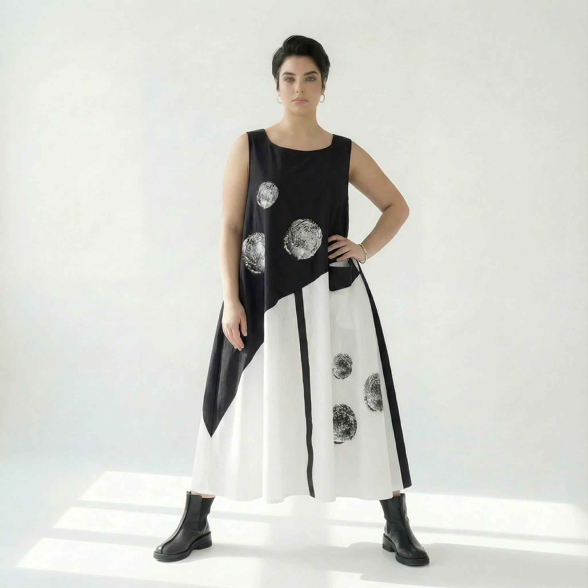 Avantgarde-Maxikleid in Schwarz-Weiß mit Kreisdruck, A-Linie und Tasche von Caraclan