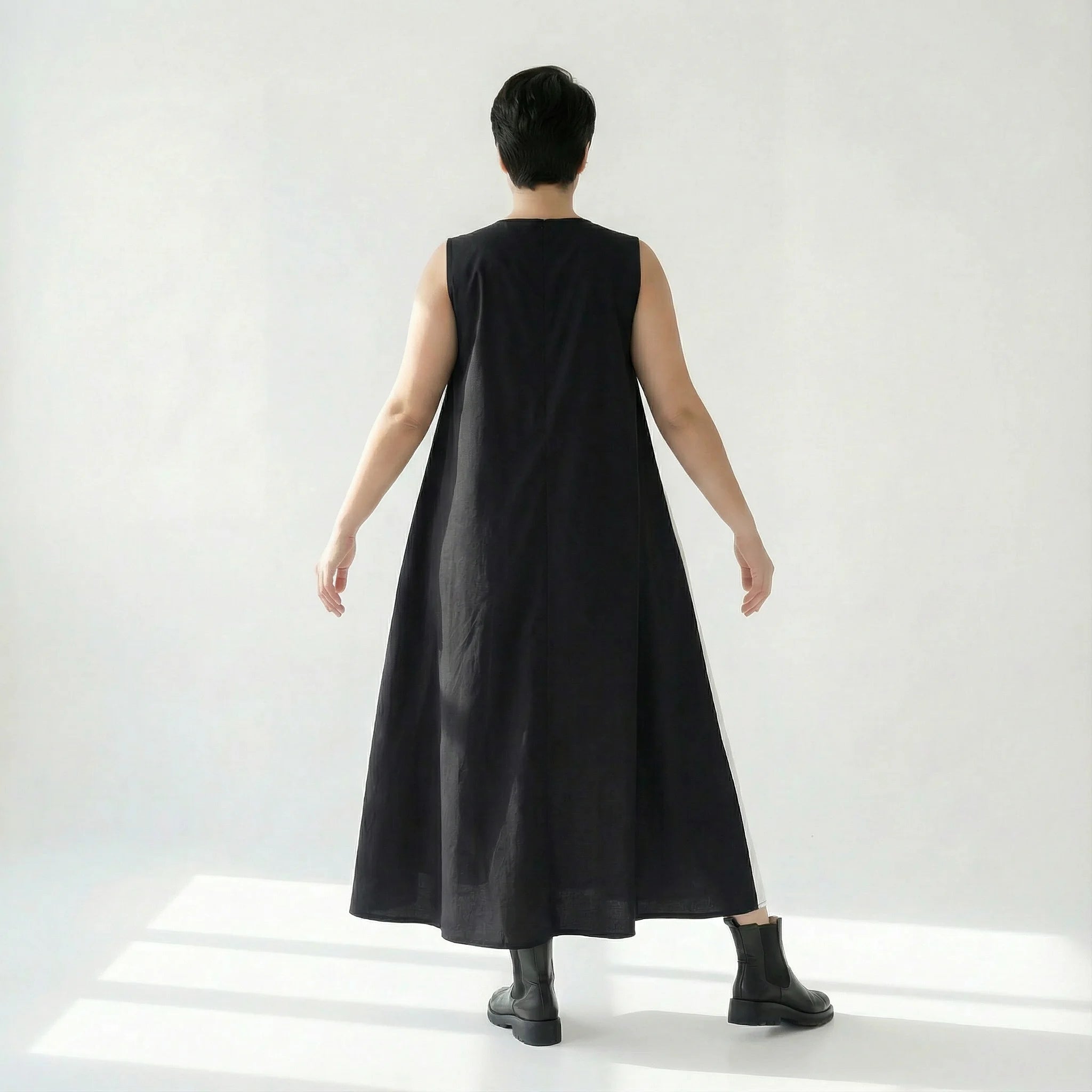 Avantgarde-Maxikleid in Schwarz-Weiß mit Kreisdruck, A-Linie und Tasche von Caraclan