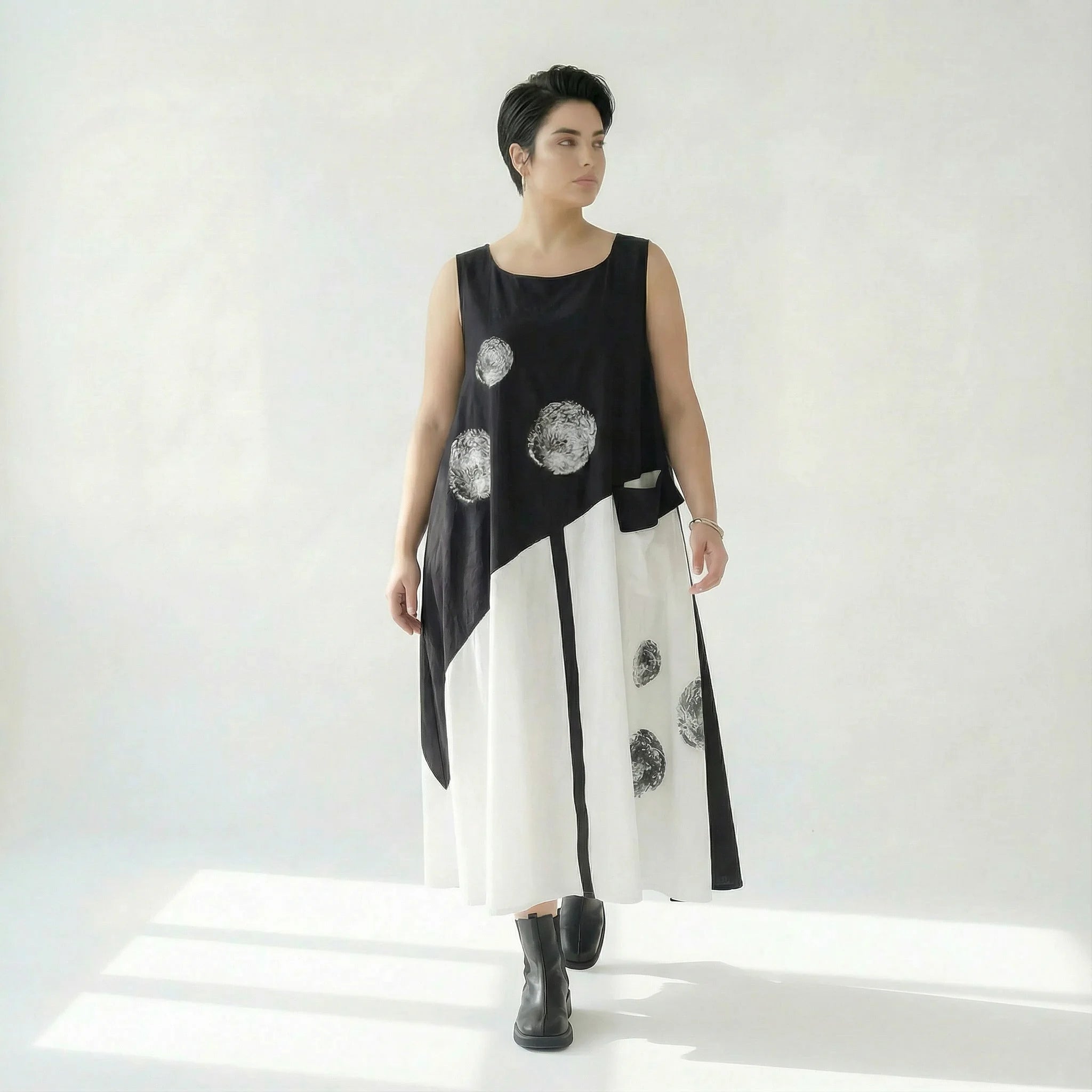 Avantgarde-Maxikleid in Schwarz-Weiß mit Kreisdruck, A-Linie und Tasche von Caraclan