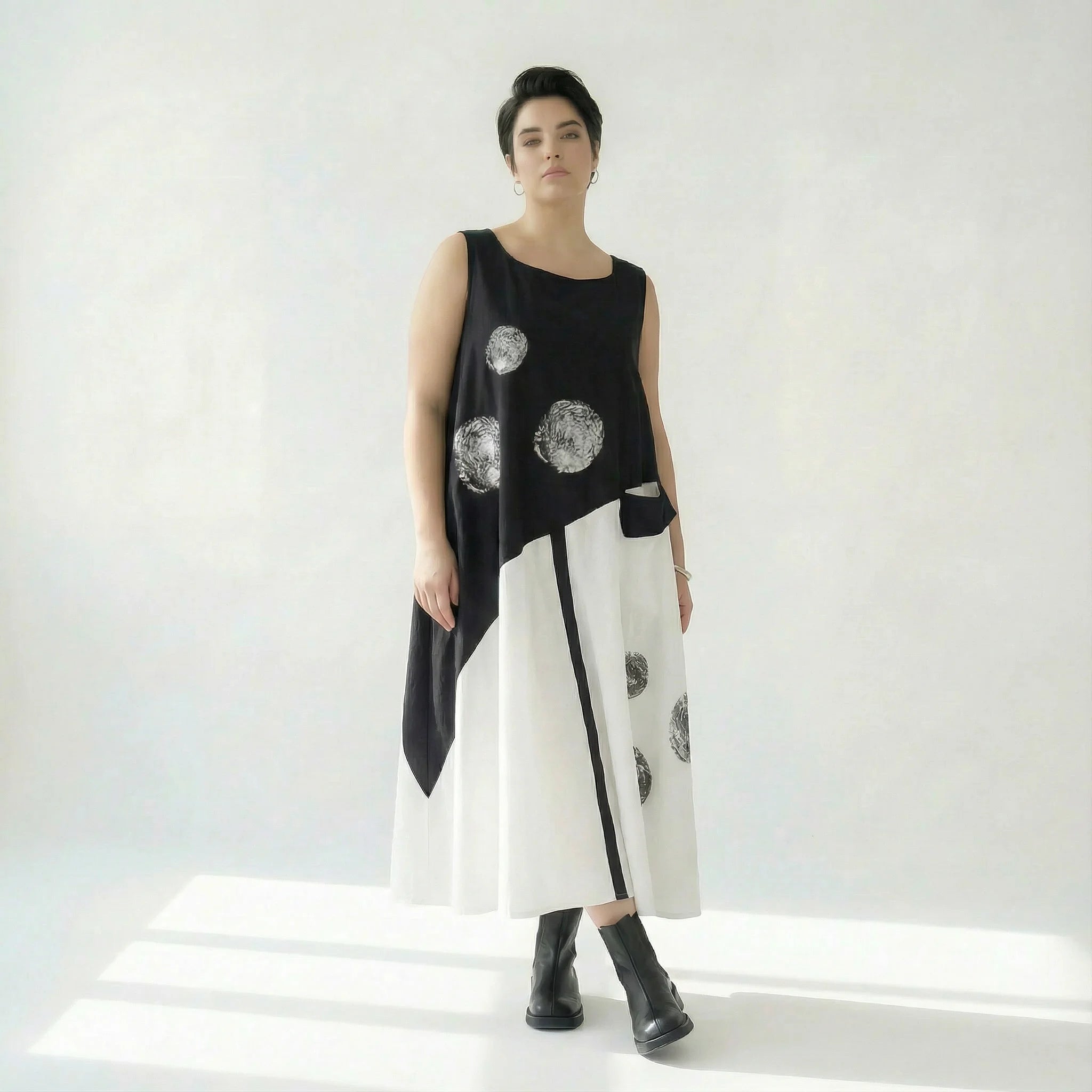 Avantgarde-Maxikleid in Schwarz-Weiß mit Kreisdruck, A-Linie und Tasche von Caraclan