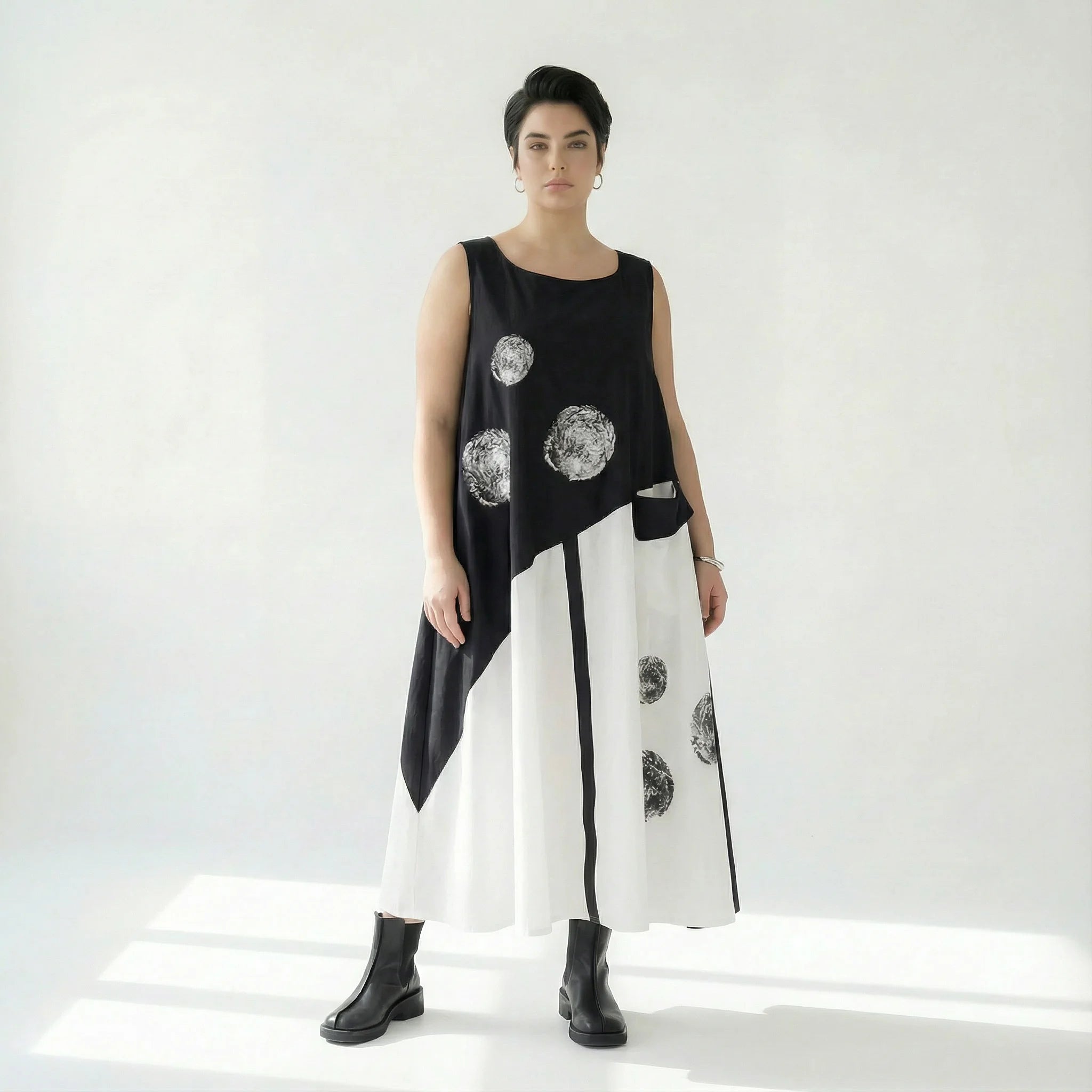 Avantgarde-Maxikleid in Schwarz-Weiß mit Kreisdruck, A-Linie und Tasche von Caraclan