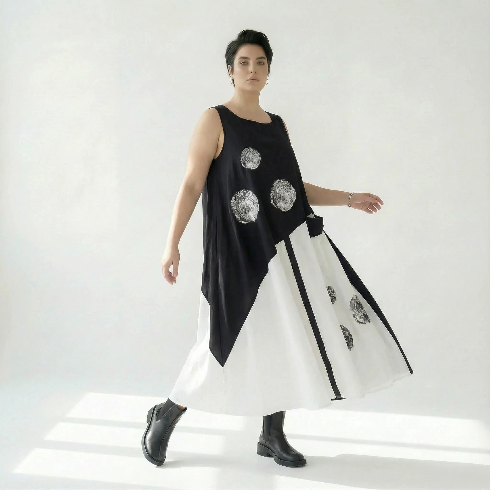 Avantgarde-Maxikleid in Schwarz-Weiß mit Kreisdruck, A-Linie und Tasche von Caraclan