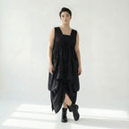 Schwarzes Oversize Ballonkleid mit V-Ausschnitt Bindetail und zwei großen Fronttaschen