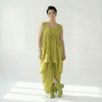Chartreuse Ballonkleid Oversize mit V-Ausschnitt Bindegürtel und großen Fronttaschen