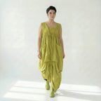 Chartreuse Ballonkleid Oversize mit V-Ausschnitt Bindegürtel und großen Fronttaschen