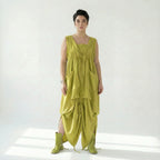 Chartreuse Ballonkleid Oversize mit V-Ausschnitt Bindegürtel und großen Fronttaschen