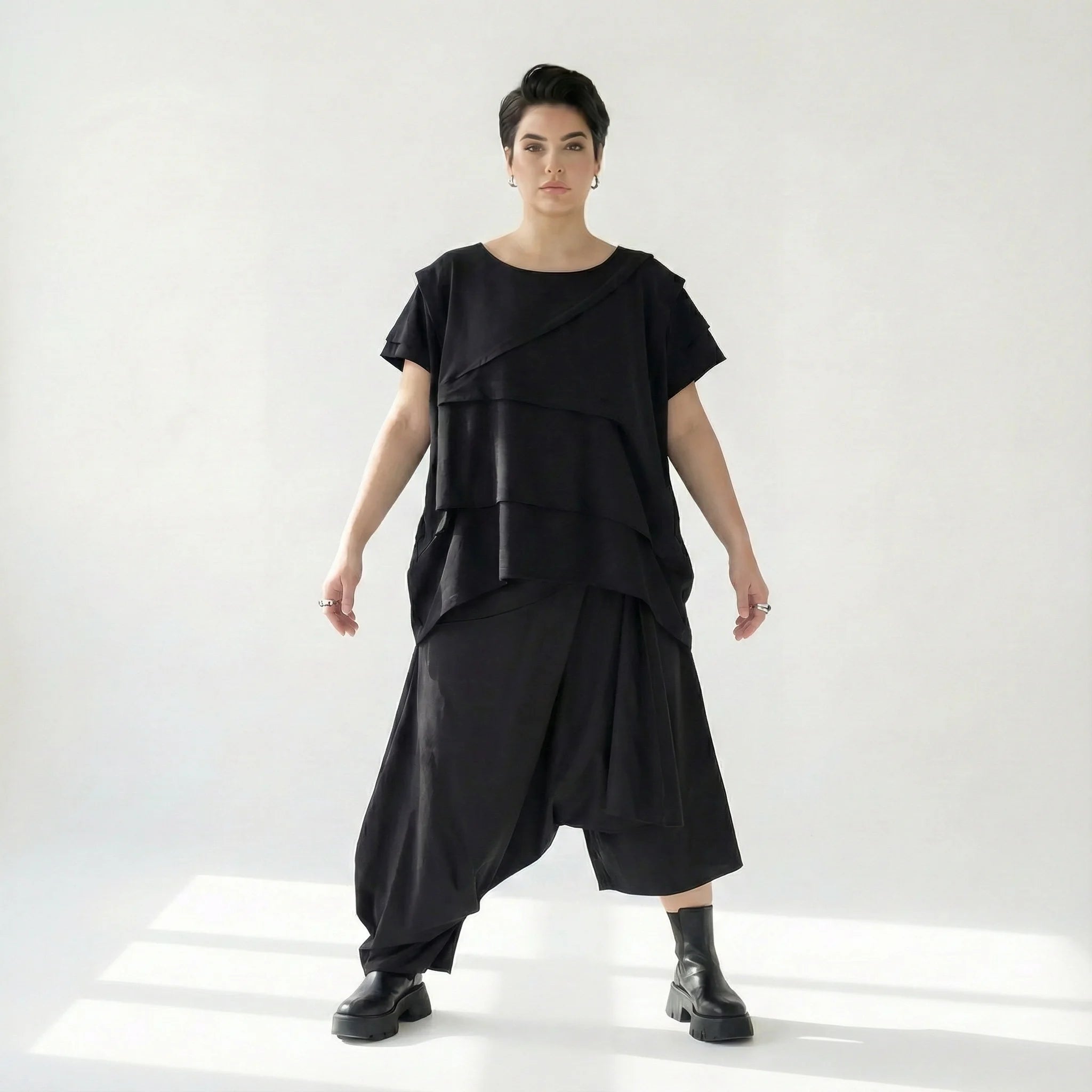 Asymmetrische schwarze Ballonhose von Caraclan mit kunstvollem Schnitt in Avantgarde-Form