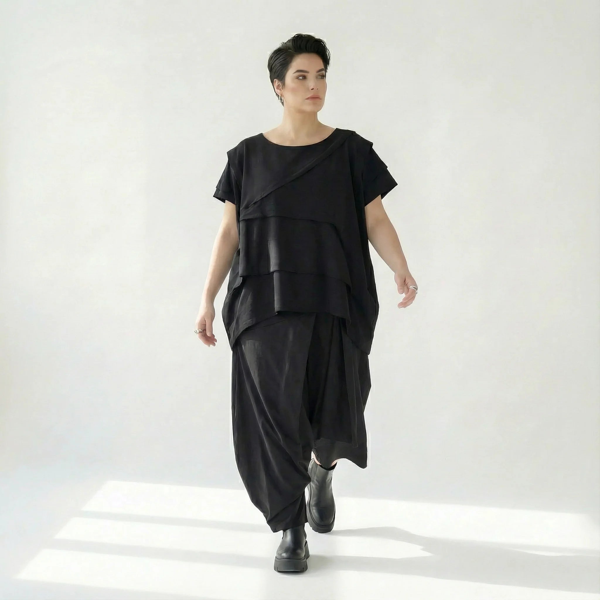 Asymmetrische schwarze Ballonhose von Caraclan mit kunstvollem Schnitt in Avantgarde-Form
