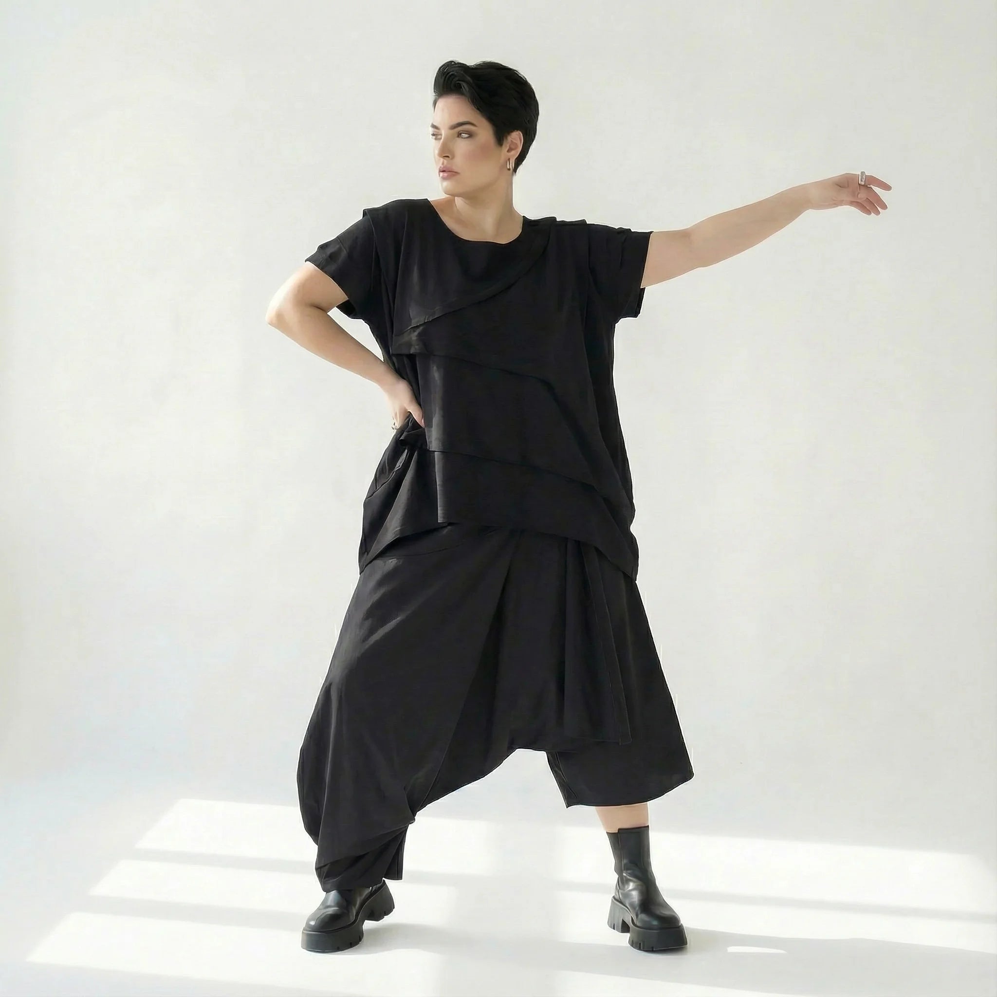 Asymmetrische schwarze Ballonhose aus Baumwolle mit Stretch oversized Eingrifftaschen