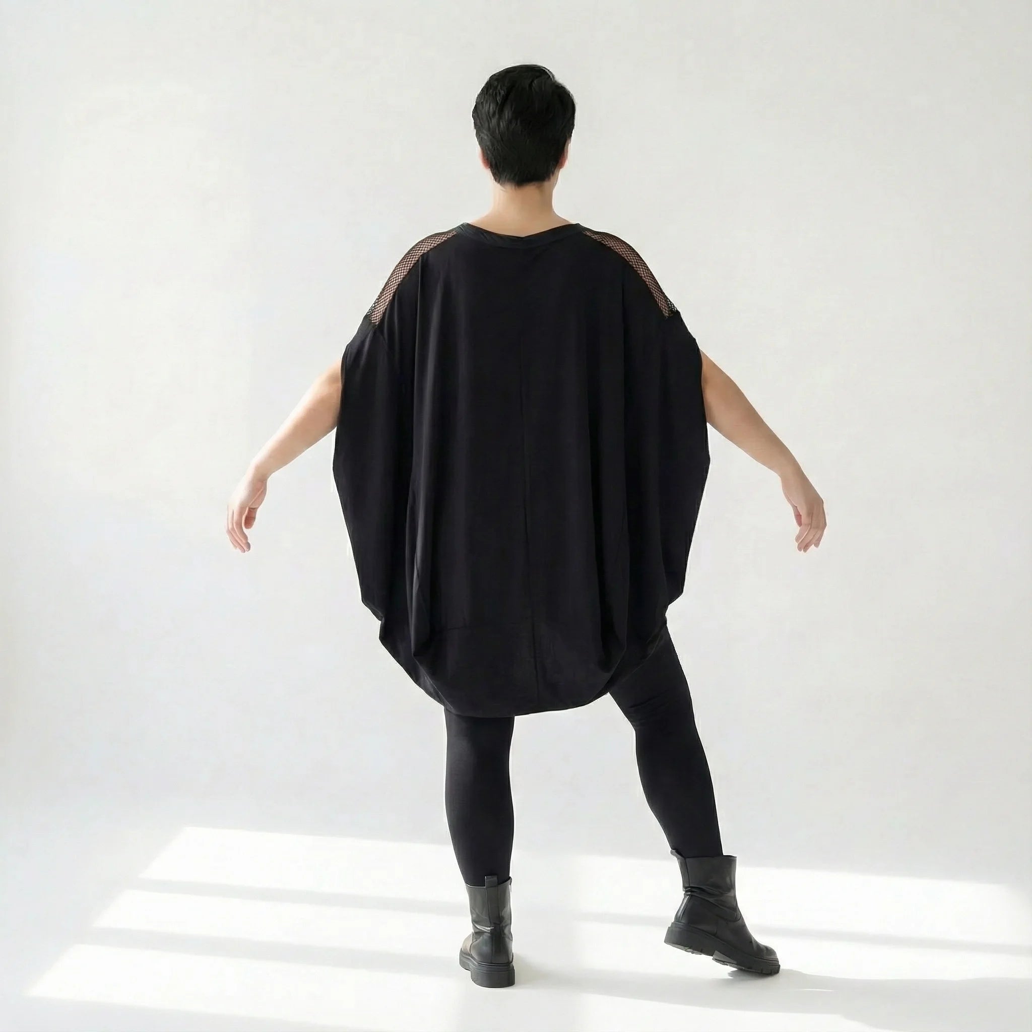 Oversize-Tunika mit Netzdetails in Schwarz von Caraclan – avantgardistisch & figurschmeichelnd