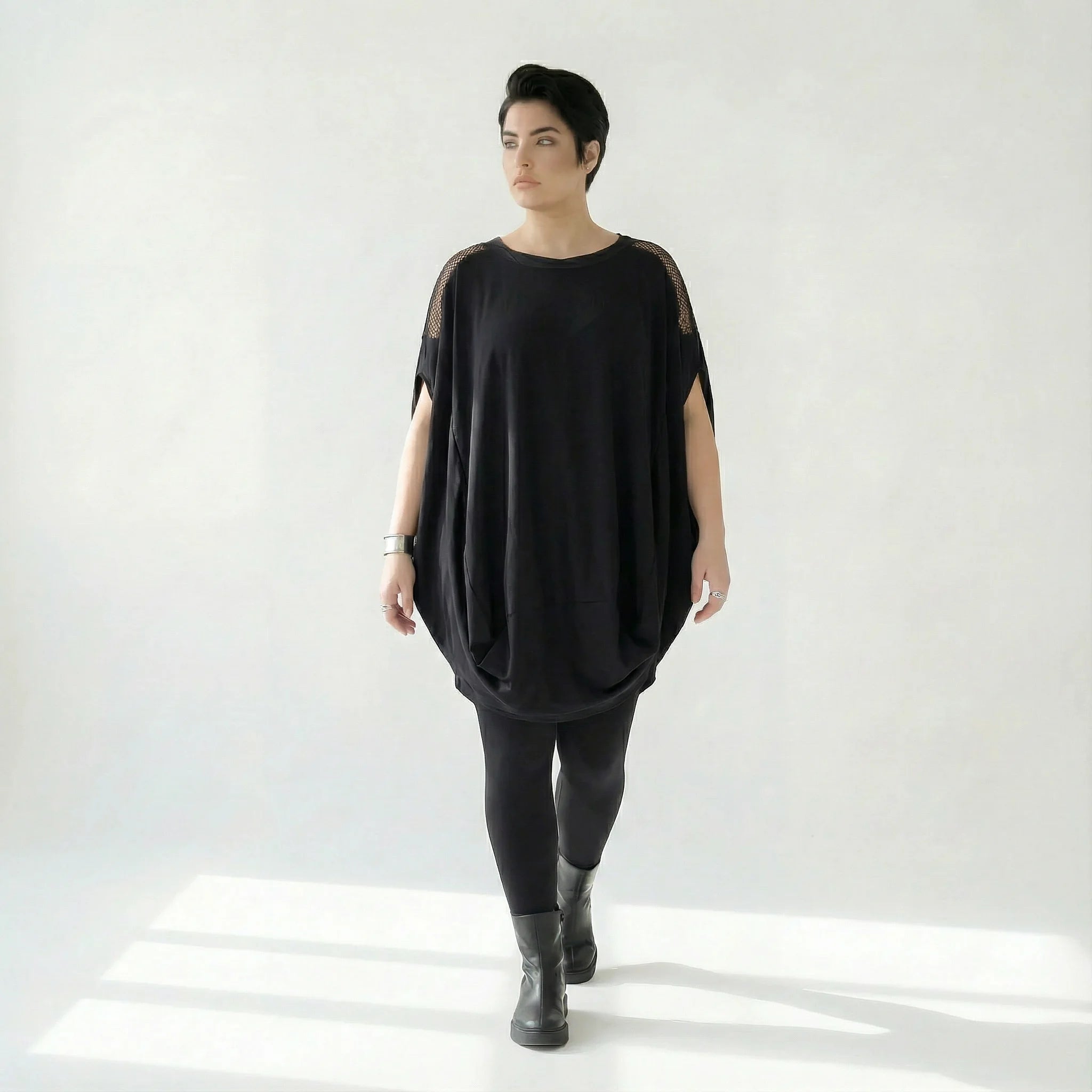 Oversize-Tunika mit Netzdetails in Schwarz von Caraclan – avantgardistisch & figurschmeichelnd