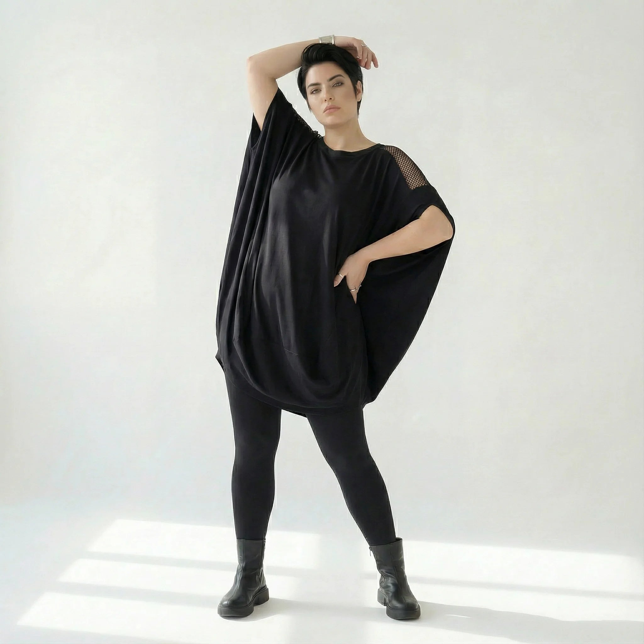 Oversize Tunika in schwarz anthrazit mit Netzoptik Ballonschnitt Rundhals Viskose