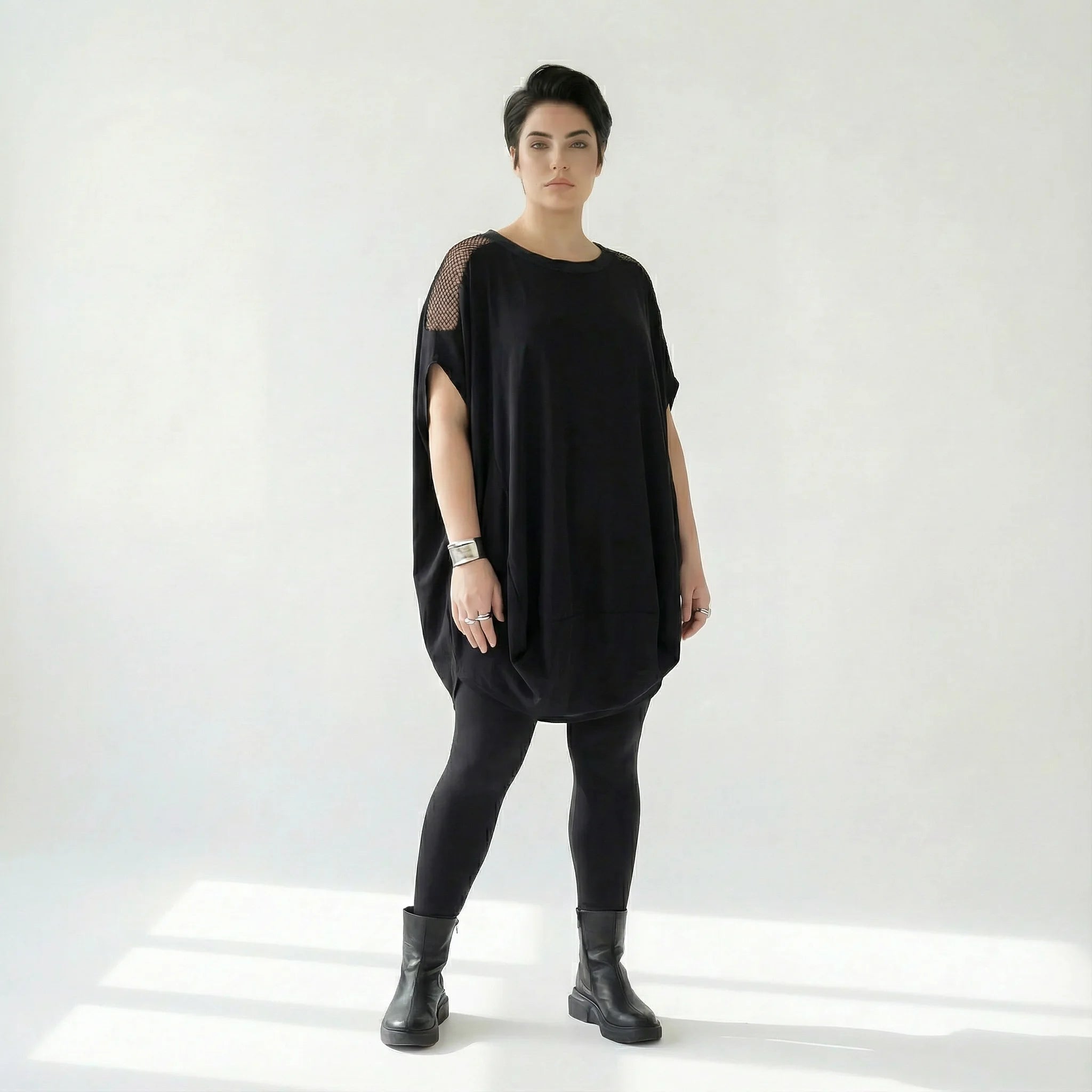 Oversize-Tunika mit Netzdetails in Schwarz von Caraclan – avantgardistisch & figurschmeichelnd