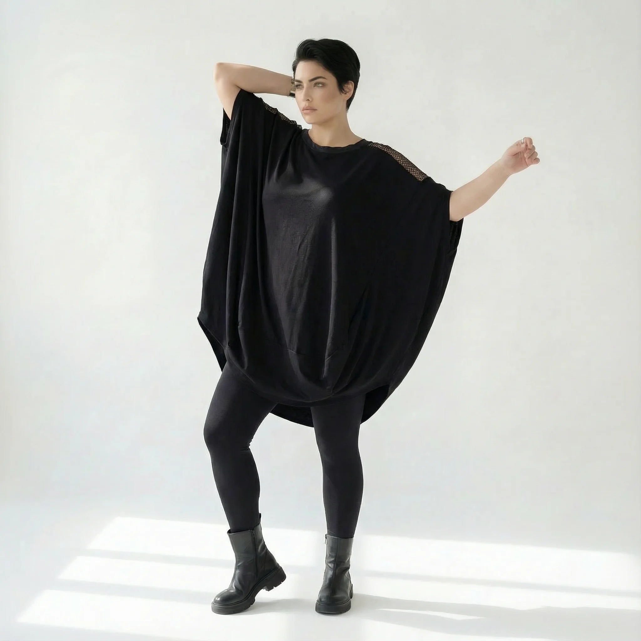 Oversize-Tunika mit Netzdetails in Schwarz von Caraclan – avantgardistisch & figurschmeichelnd
