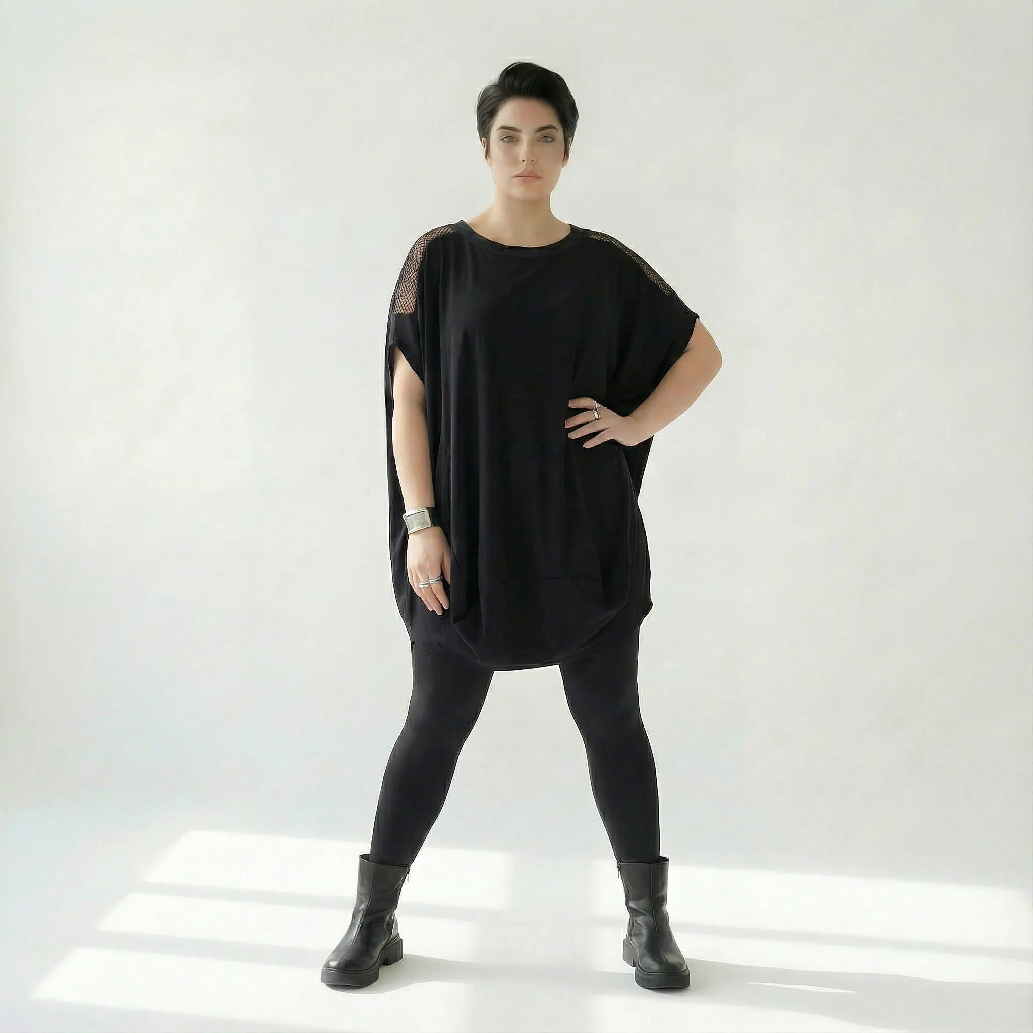 Oversize-Tunika mit Netzdetails in Schwarz von Caraclan – avantgardistisch & figurschmeichelnd