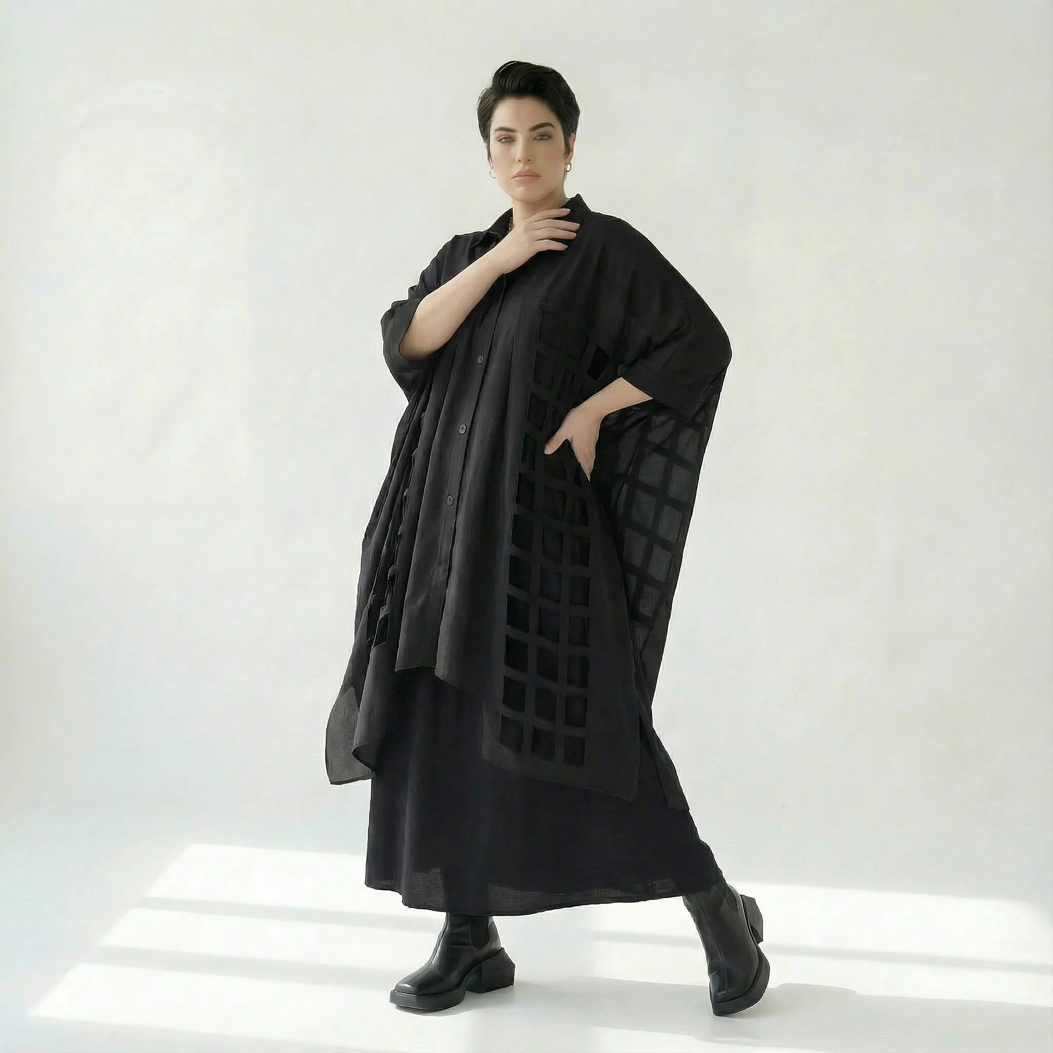 Oversize Damenbluse Schwarz Caraclan aus Baumwollmix mit Cut-outs, Voile-Ärmeln, EU 38/50 – Avantgarde, Lagenlook, Plus Size