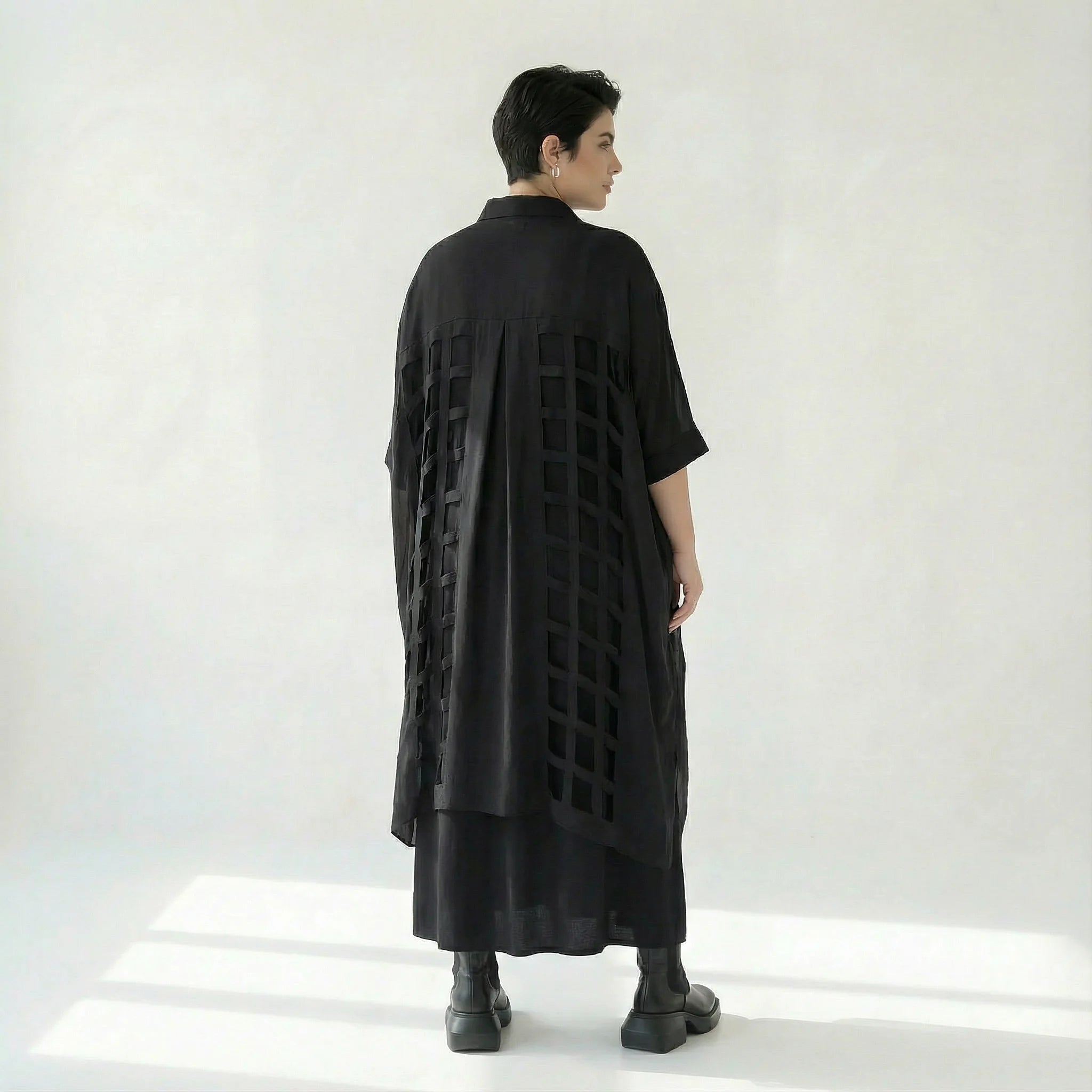 Oversize Damenbluse Schwarz Caraclan aus Baumwollmix mit Cut-outs, Voile-Ärmeln, EU 38/50 – Avantgarde, Lagenlook, Plus Size