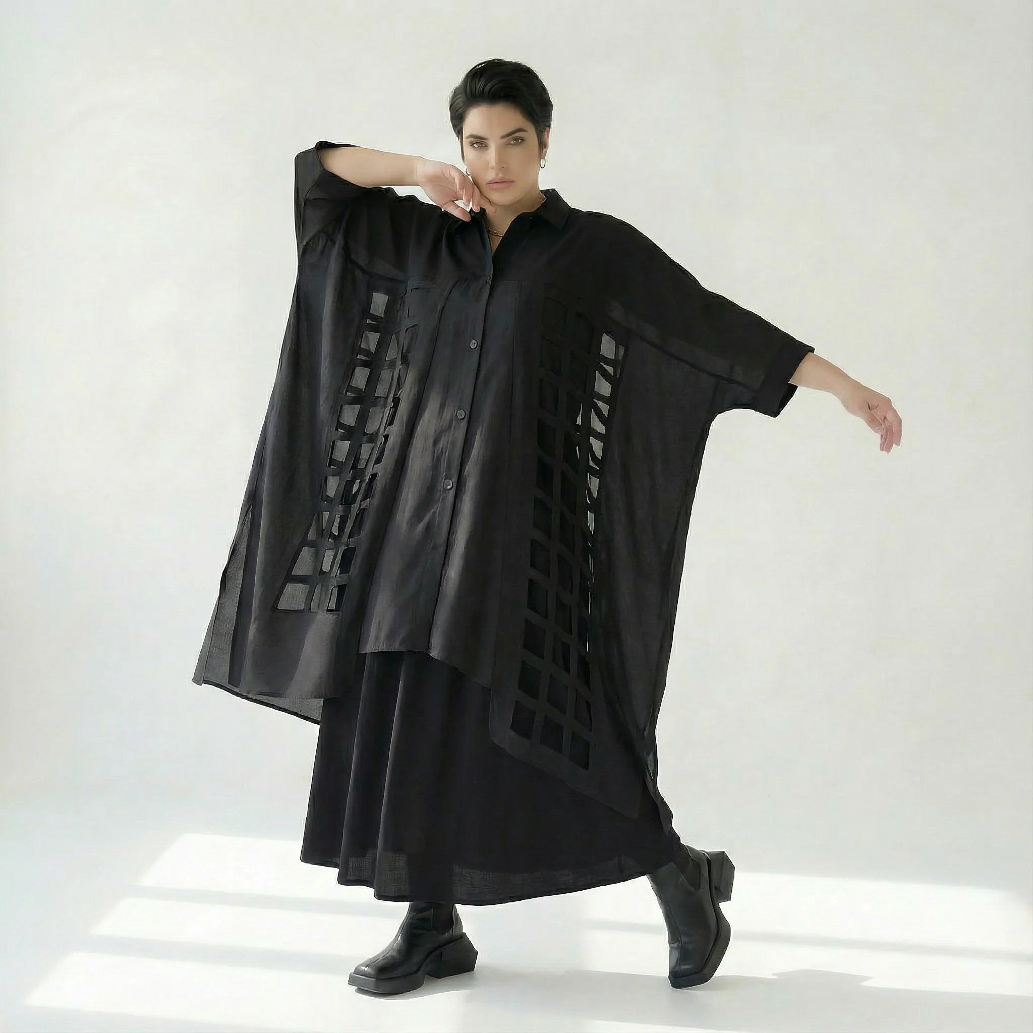 Oversize Damenbluse Schwarz Caraclan aus Baumwollmix mit Cut-outs, Voile-Ärmeln, EU 38/50 – Avantgarde, Lagenlook, Plus Size