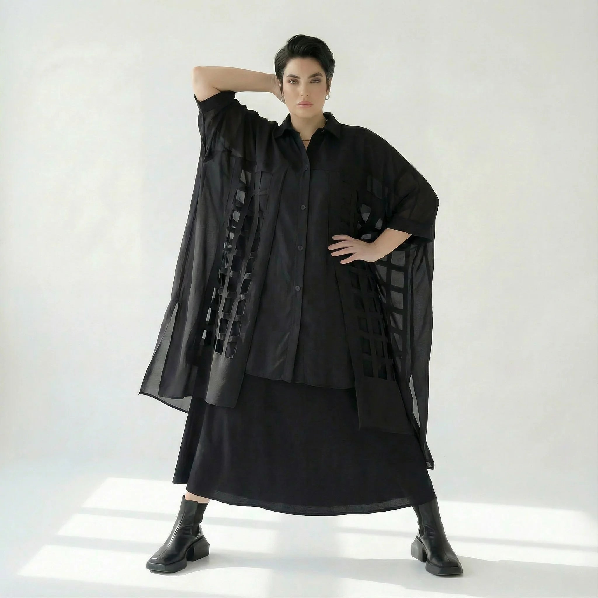 Oversize Damenbluse Schwarz Caraclan aus Baumwollmix mit Cut-outs, Voile-Ärmeln, EU 38/50 – Avantgarde, Lagenlook, Plus Size