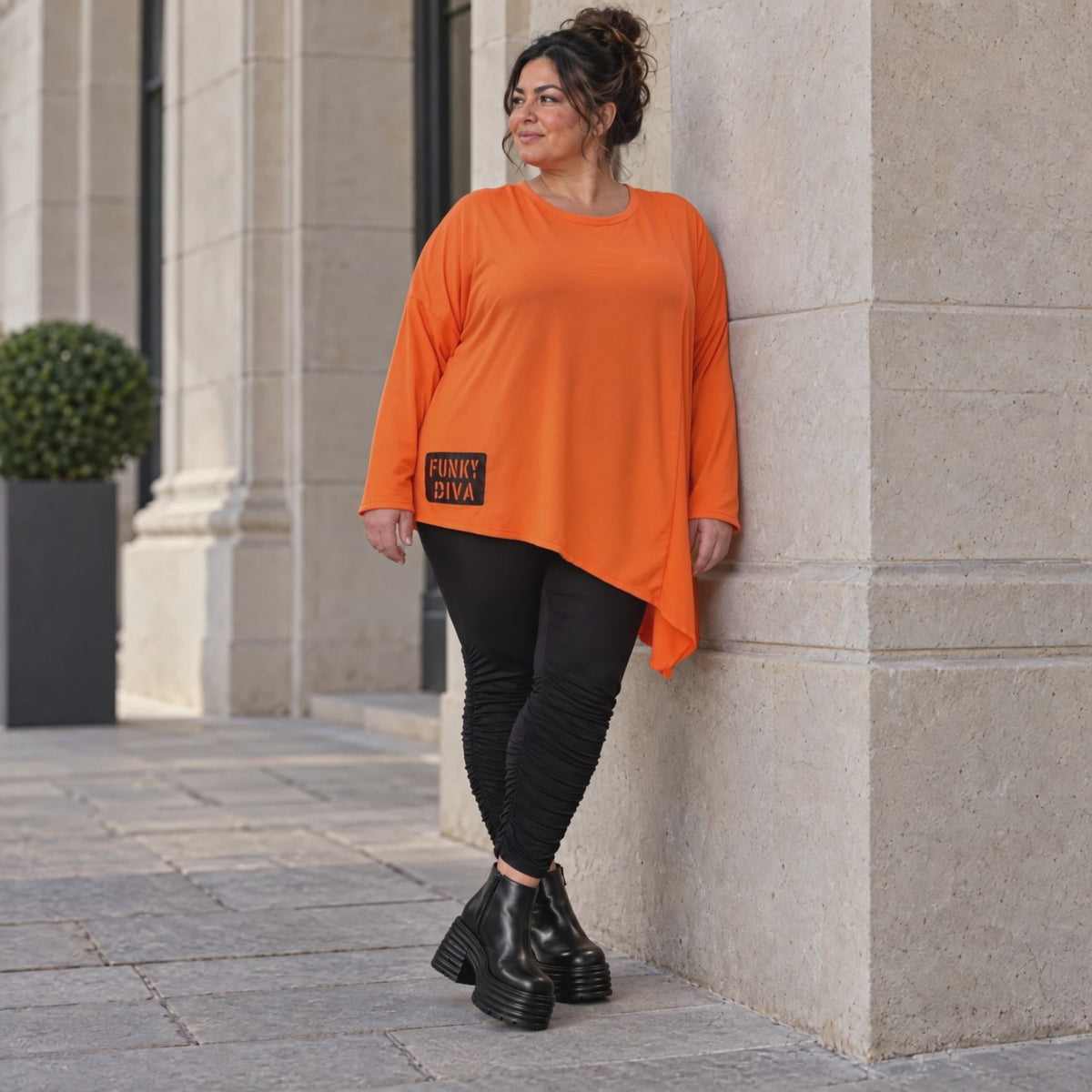 Orange Langarmshirt aus weichem Stretchjersey mit asymmetrischem Schnitt und Zipfelsaum