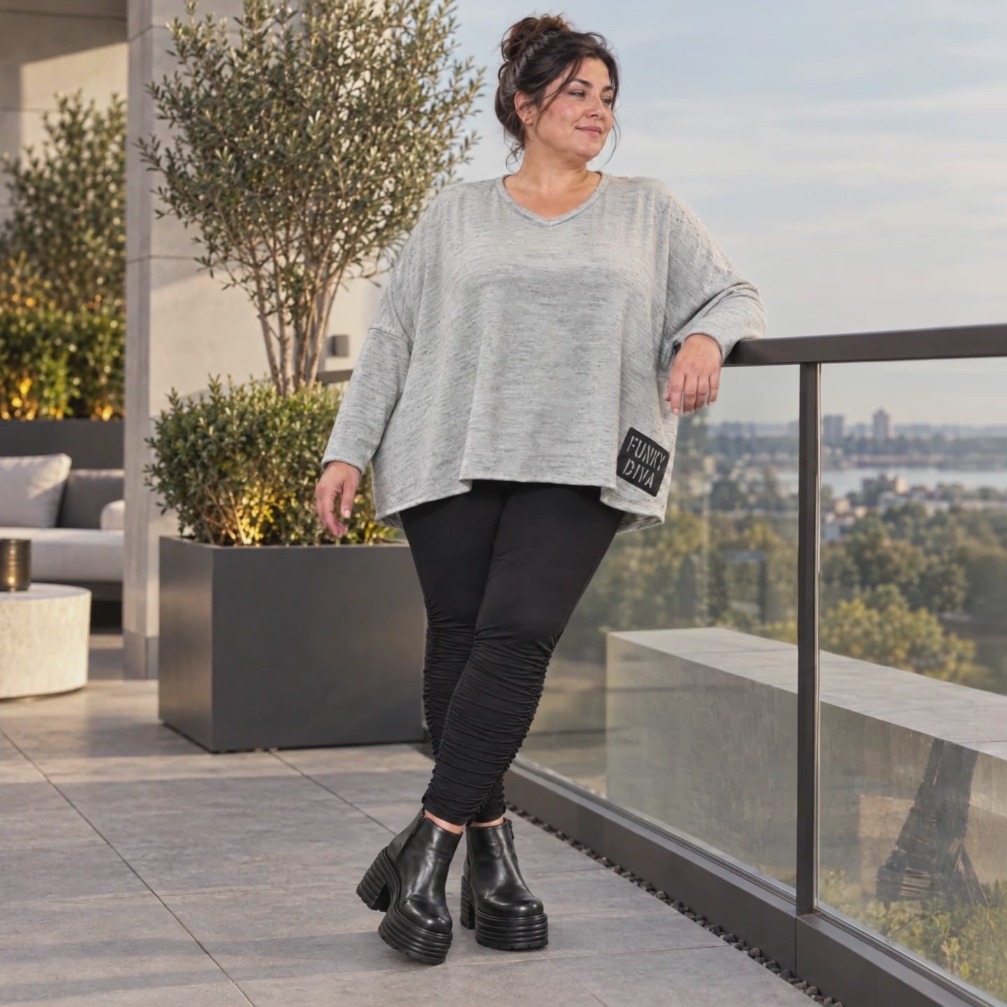 Feinstrickshirt in Grau/Schwarz meliert mit V-Ausschnitt und lässig kastiger Silhouette