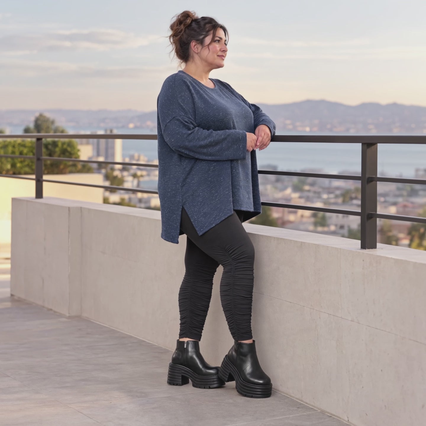Langarmshirt aus flauschigem Feinstrick in Blau/Weiß mit A-Linie und Rundhalsausschnitt
