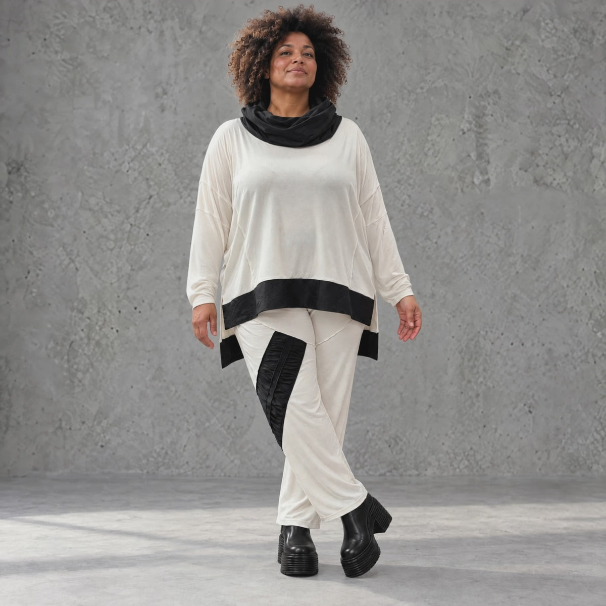 Rollkragenshirt aus fließendem Jersey mit Stretch Vokuhilaform mit seitlichen Schlitzen