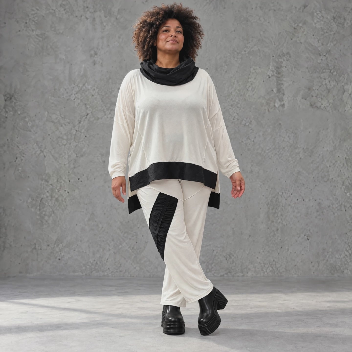 Rollkragenshirt aus fließendem Jersey mit Stretch Vokuhilaform mit seitlichen Schlitzen