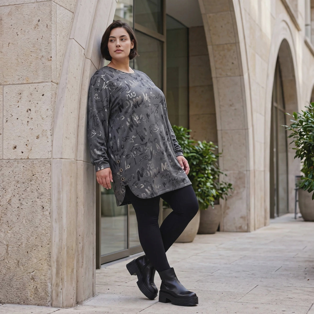 Milano Strickkleid in Grau/Schwarz mit Rundhalsausschnitt aus feiner Stretchqualität