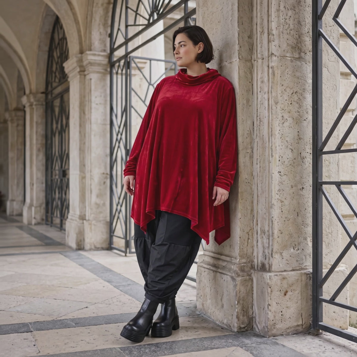 Veloursshirt in kuschelig weicher A-Linie mit Rollkragen und praktischen Seitentaschen