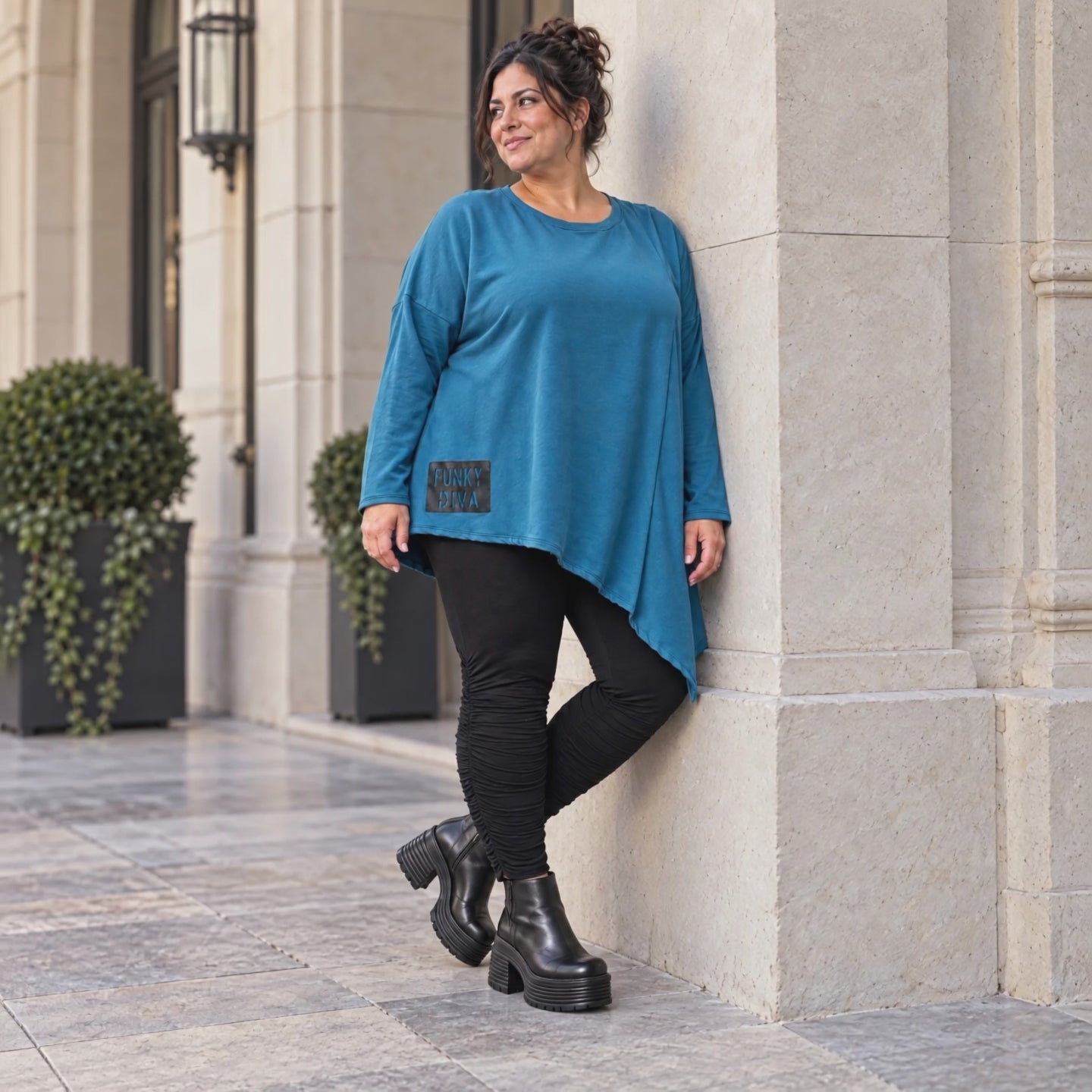 Blaues Langarmshirt mit asymmetrischem Zipfelsaum aus weichem Stretchjersey Made in Italy