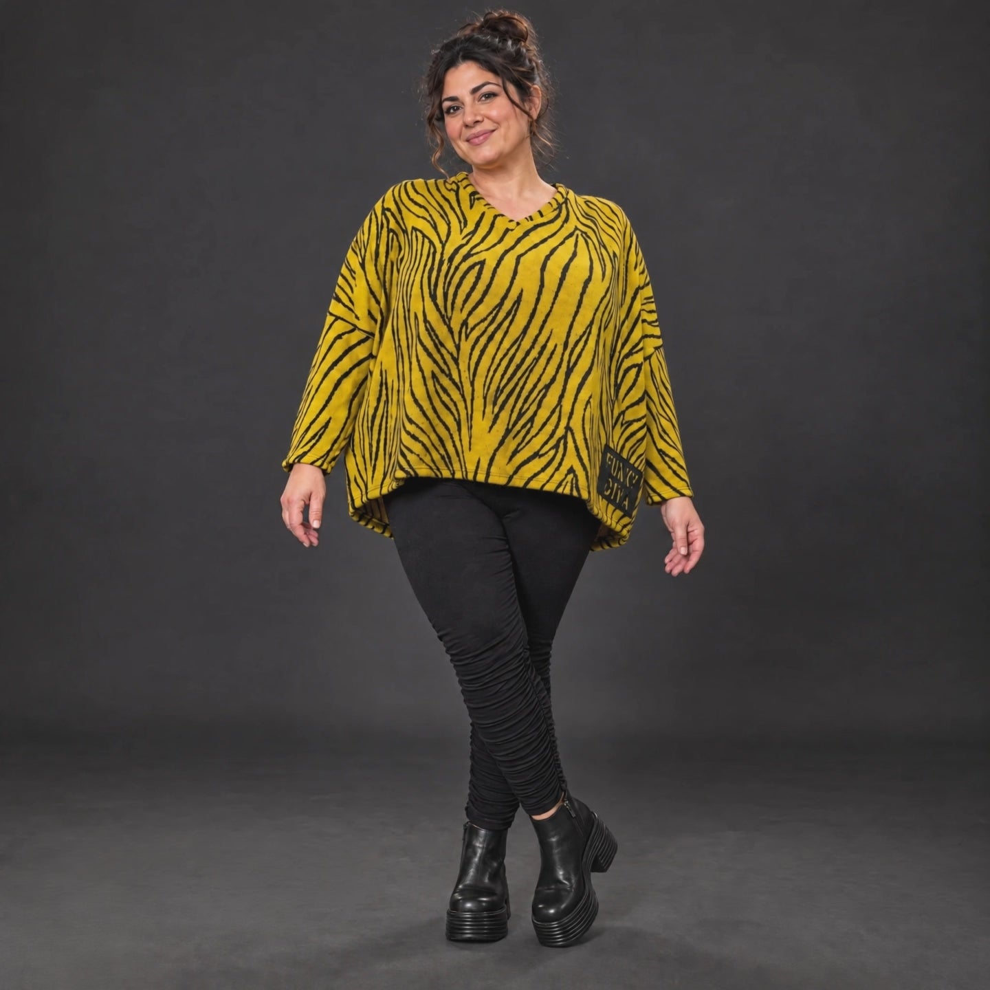 Kastiges Strickshirt mit Zebramuster in Gelb/Schwarz aus weichem flauschigem Feinstrick