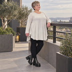 Langarmshirt in Beige aus weichem Modalstretch mit runder Form und Seitennahttaschen
