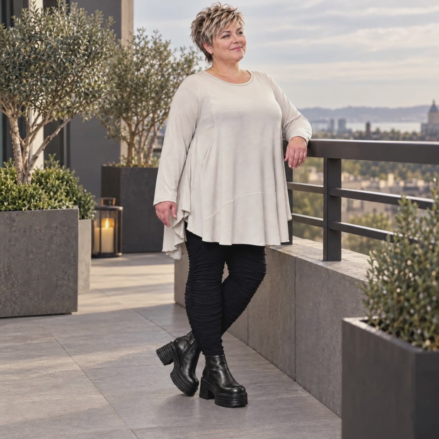 Langarmshirt in Beige aus weichem Modalstretch mit runder Form und Seitennahttaschen