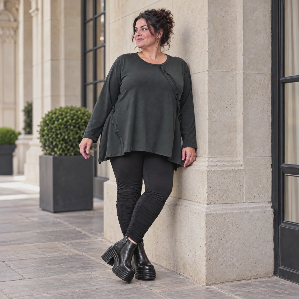 Schwarzes Langarmshirt Basic in fließender A-Linie aus weichem Stretchjersey aus Italien